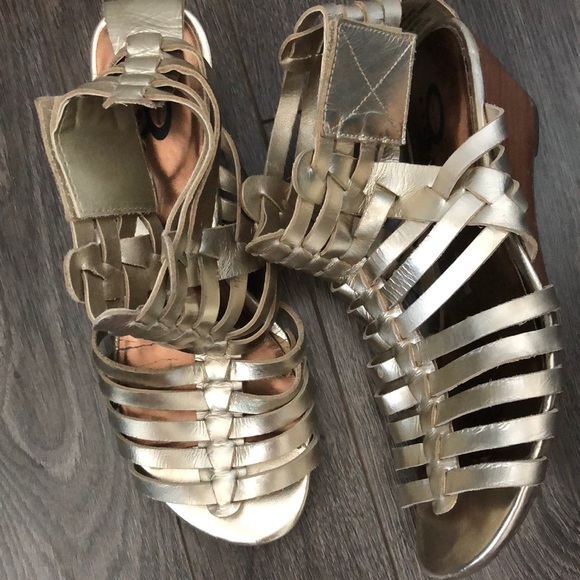 Gold strappy sandals - Picture 2 of 3